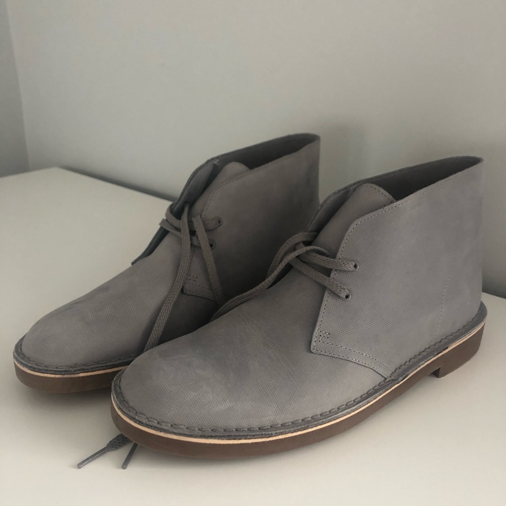 NWT Clark’s light gray men’s chukka boot